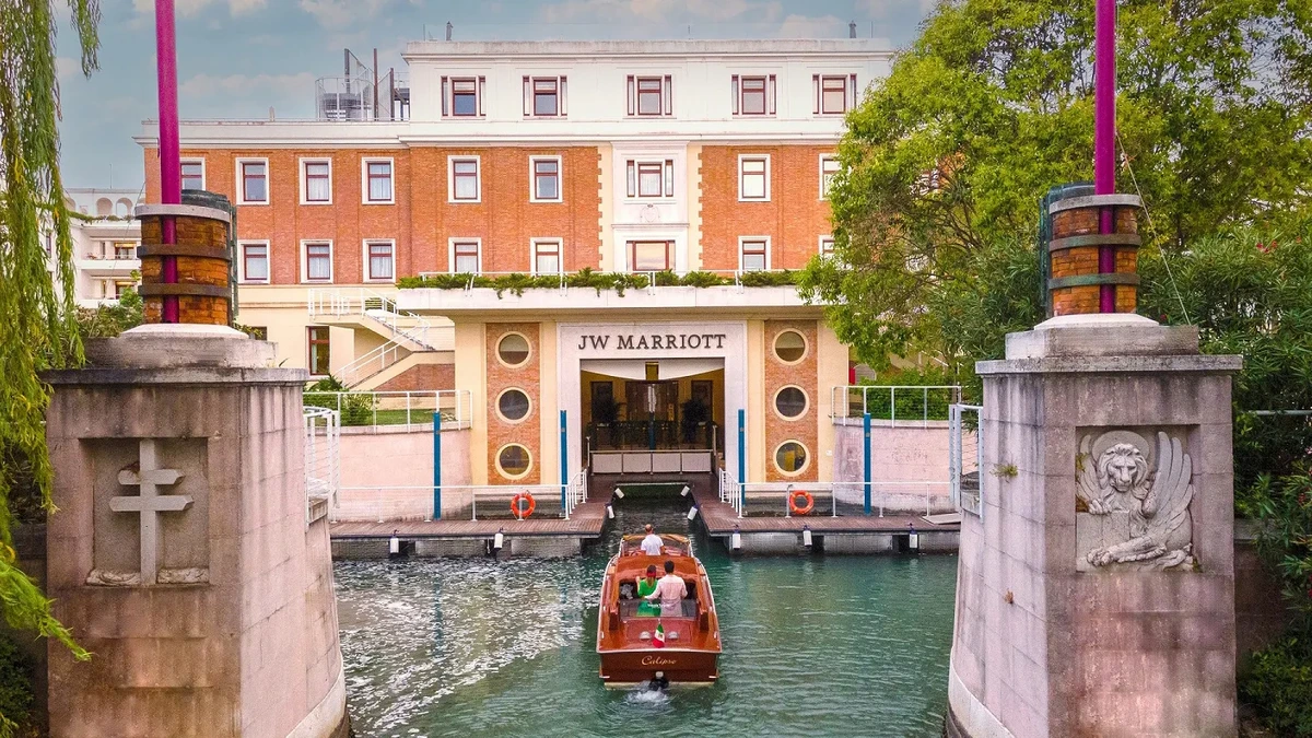 L’ingresso sull’acqua del JW Marriott a Isola delle Rose